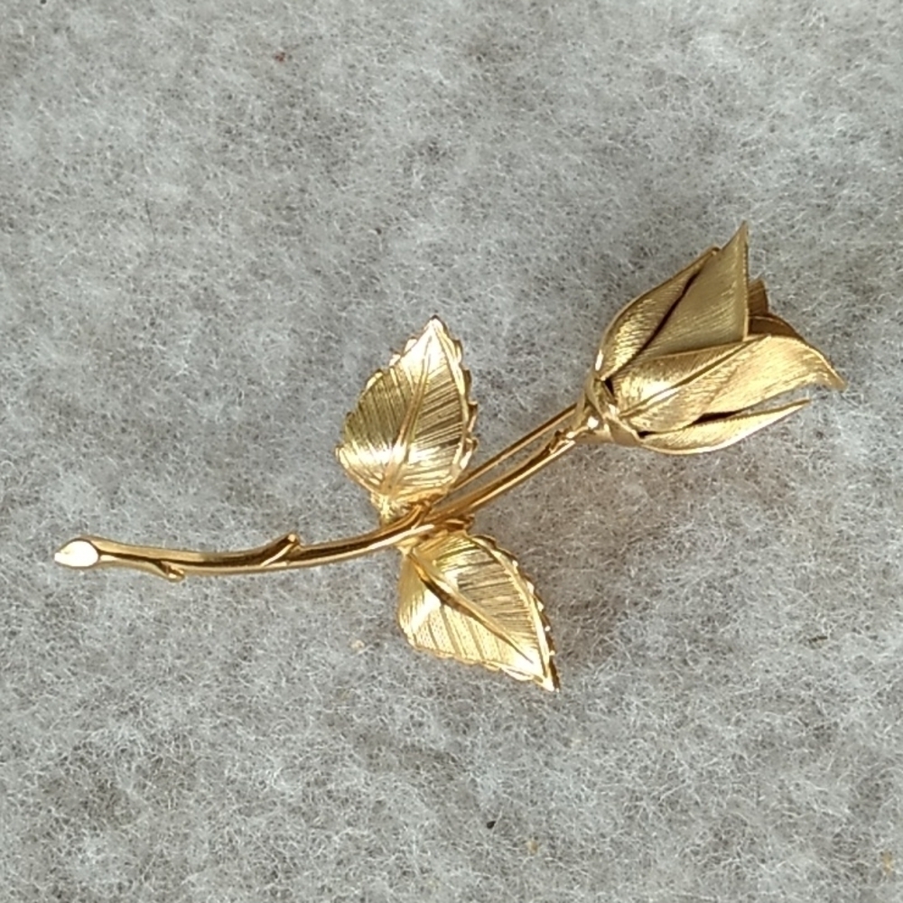 Vintage gold-tone rose 🌹 brooch pin